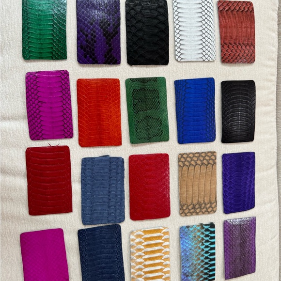 Black exotic skin bucket bag, handcrafted in Bali. - Picture 2 of 2